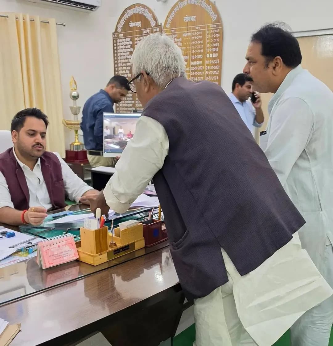 जनसमस्याओं को लेकर इंटक ने जिलाधिकारी को सौंपा ज्ञापन