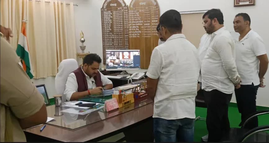 सोनभद्र में ओवरलोडिंग से हर साल 182 करोड़ रुपये के राजस्व नुकसान का दावा, ट्रक ऑपरेटर्स एसोसिएशन ने डीएम से जांच की मांग