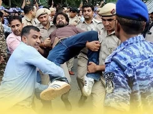 दिल्ली में प्रदर्शन :  विपक्षी सांसदों ,सीजेपी के नेता सहित चार पूर्व मुख्यमंत्रियों के साथ, बीस से भी ज्यादा बड़े चेहरों को पुलिस ने लिया हिरासत में !