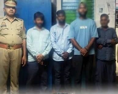 वाराणसी में एयरकंडीश्नर हाल में चल रहे जुए के अड्डे का एस ओ जी ने किया खुलासा , 47 जुआरियों को दबोच कर बरामद किया दस लाख रुपए