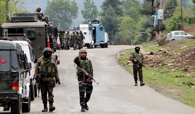 जम्मू-कश्मीर: सोपोर में आतंकवादियों और सुरक्षा बलों में मुठभेड़, लश्कर के तीन दहशतगर्दों ढेर